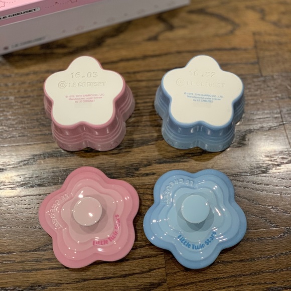 New Rare Le Creuset Little Twin Stars Flower Ramekins Set of 2 - Picture 6 of 11